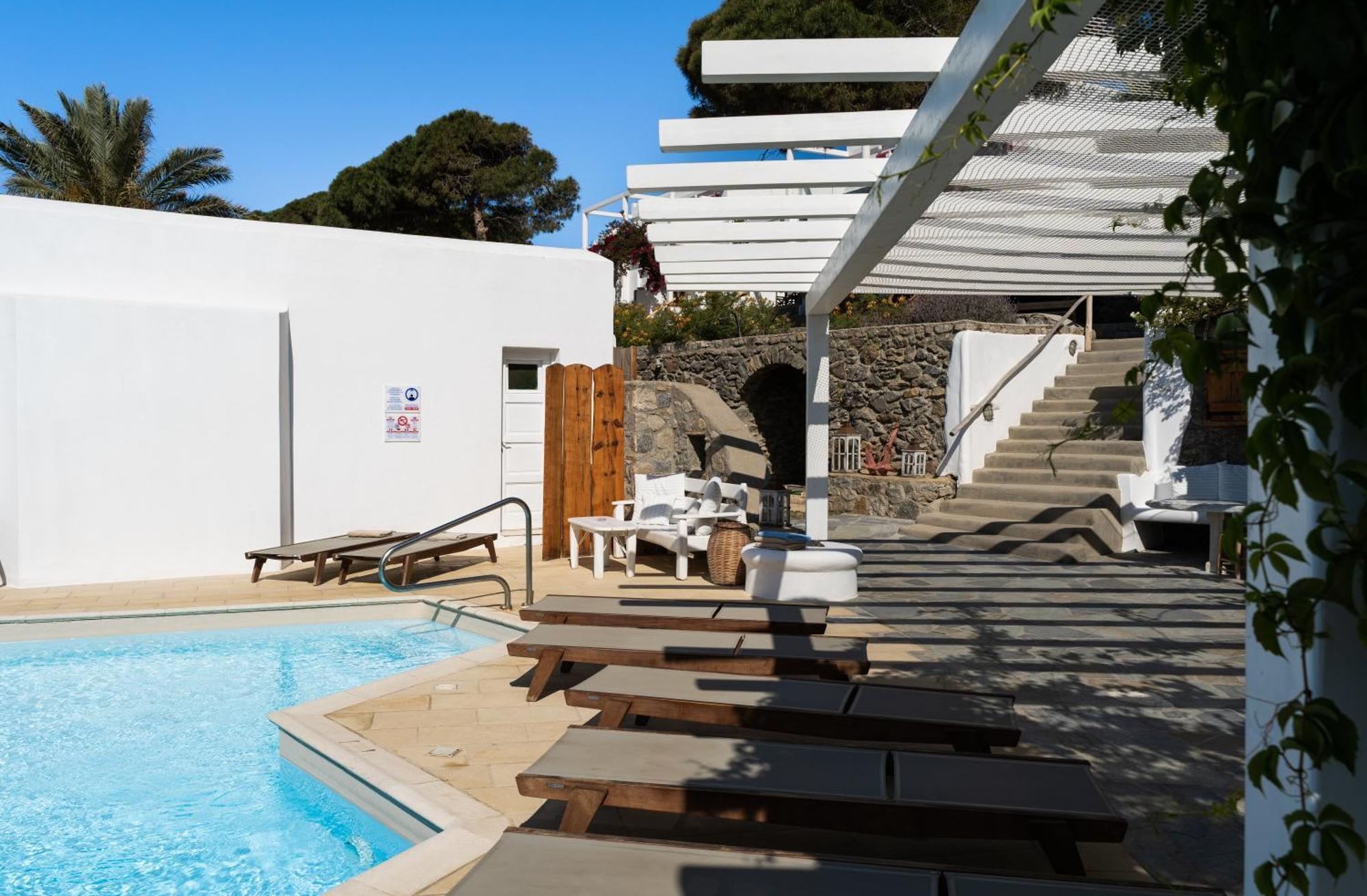 Rhenia Otel Tourlos
